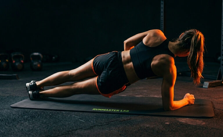 −34% de Douleurs au Genou en 8 Semaines : La Science du Gainage Féminin
